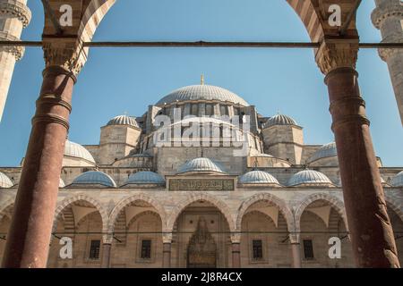 Istanbul, Turchia, 25 marzo 2019: Moschea Suleymaniye in estate, la Turchia. La Moschea di Suleymaniye è un famoso punto di riferimento di Istanbul. Sunny View del cortile di Foto Stock