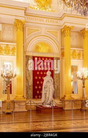 Mosca, Russia, 23 Ottobre 2019: Statua dell'imperatrice Caterina la Grande nel Golden Hall del grande palazzo Tsaritsyn nella riserva del museo Kuskovo. Russo Foto Stock