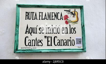 Alora, Spagna - 14 novembre 2021: Segno sul muro in Alora Andalusia per commemorare i famosi cantanti Flamenca Foto Stock