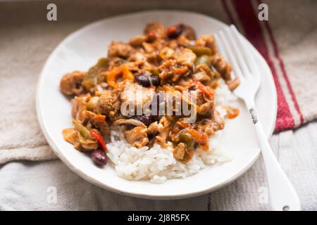 Shawarma di pollo con verdure in salsa piccante Foto Stock