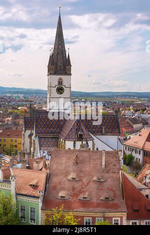 Paesaggio urbano con splendidi edifici antichi nel centro storico di Sibiu città Transilvania, Romania, Europa Foto Stock