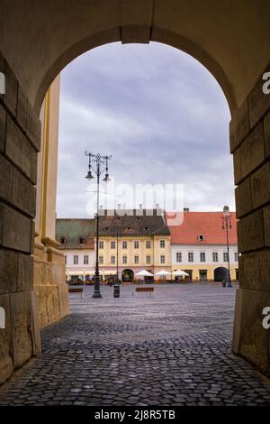 Paesaggio urbano con splendidi edifici antichi nel centro storico di Sibiu città Transilvania, Romania, Europa Foto Stock