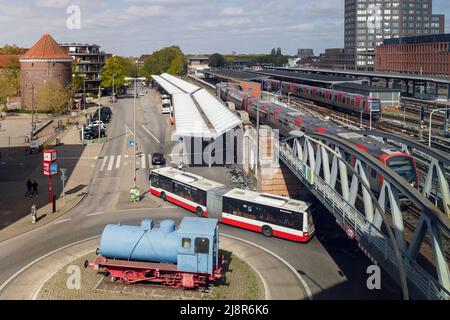 Amburgo, Germania - 5-4-2022: Stazione ferroviaria di Barmbek ad Amburgo vista dall'alto Foto Stock