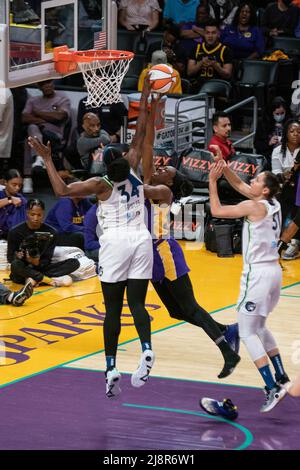 Minnesota Lynx Center Sylvia Fowles (34) blocca un colpo di Los Angeles Sparks in avanti Nneka Ogwumike (30) durante una partita WNBA, Martedì, 17 maggio 2022, alle Foto Stock
