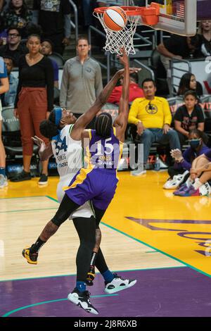 La guardia di Los Angeles Sparks Brittney Sykes (15) è scopata dal Minnesota Lynx Center Sylvia Fowles (34) durante una partita WNBA, martedì 17 maggio 2022, alla Crypt Foto Stock
