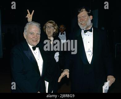 WASHINGTON DC - 2 DICEMBRE 1991 Lesley Stahl e suo marito Aaron Latham insieme ad Andy Rooney arrivano al Kennedy Center Honors. Foto Stock