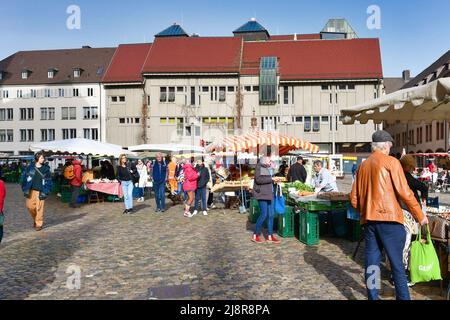 Friburgo, Germania - Aprile 2022: Mercato giornaliero con prodotti locali in piazza Munster nel centro della città Foto Stock