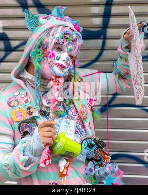 Tokyo, Giappone - 19 Giugno 2016: il giovane uomo nella cultura giovanile cosplay costume. Il quartiere Harajuku di Tokyo. Foto Stock