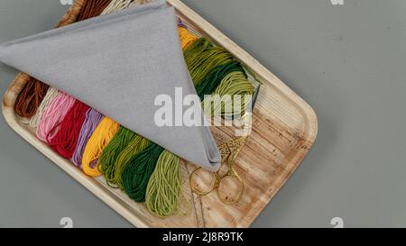 Preparazioni per ricami con filo di filo interdentale grigio e multicolore, tutte per cuciture incrociate (punto croce). Foto Stock