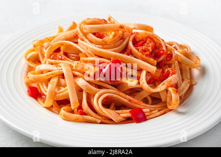 Linguini italiano con salsa di pomodoro da vicino. Foto Stock