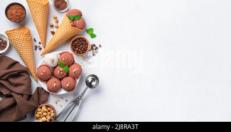 Gelato al cioccolato in terelka e in cialde su sfondo grigio. Foto Stock