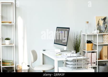 Orizzontale senza foto di persone di interni di lavoro in un ufficio moderno con mobili di colore bianco e computer sulla scrivania Foto Stock
