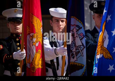 Base dell'aeronautica di Eglin, Florida, USA. 7th maggio 2022. I membri della guardia di colore All-Service presentano le bandiere durante la cerimonia annuale di dismissione dell'Ordnance esplosiva 53rd, maggio 7. I nomi dei tecnici EOD recenti caduti e passati vengono aggiunti al muro commemorativo e le bandiere vengono presentate alle loro famiglie durante una cerimonia ogni anno presso il Kauffman EOD Training Complex presso la base aerea di Eglin, Fl. il totale di tutti i servizi è ora a 343. Credit: U.S. Air Force/ZUMA Press Wire Service/ZUMAPRESS.com/Alamy Live News Foto Stock