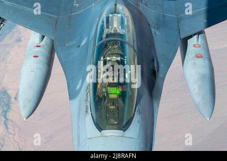 Phoenix, Arizona, Stati Uniti. 14th maggio 2022. Una Arizona Air National Guard F-16 Fighting Falcon con la 162nd Wing si rifornisce da un KC-135 Stratotanker dalla 161st Air Refeling Wing durante un sortie locale 14 maggio 2022 su Arizona. Credit: U.S. National Guard/ZUMA Press Wire Service/ZUMAPRESS.com/Alamy Live News Foto Stock