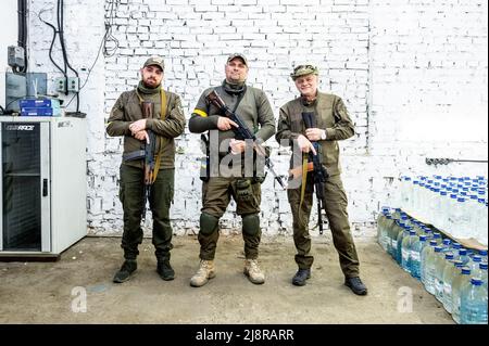 Kiev, USA 17th maggio 2022. Tre membri della forza di difesa territoriale del quartiere di Kotsiubynske a Kiev. (Foto di Michael Brochstein/Sipa USA) Credit: Sipa USA/Alamy Live News Foto Stock