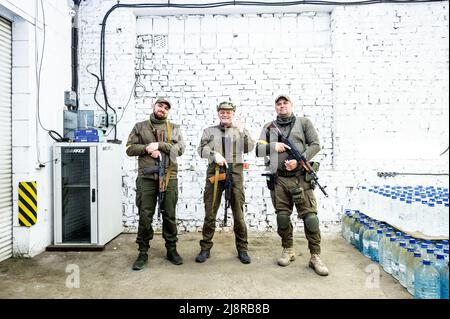 Kiev, USA 17th maggio 2022. Tre membri della forza di difesa territoriale del quartiere di Kotsiubynske a Kiev. (Foto di Michael Brochstein/Sipa USA) Credit: Sipa USA/Alamy Live News Foto Stock