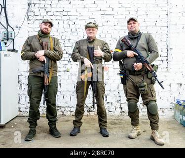 Kiev, Kiev Oblast, Stati Uniti. 17th maggio 2022. Tre membri della forza di difesa territoriale del quartiere di Kotsiubynske a Kiev. (Credit Image: © Michael Brochstein/ZUMA Press Wire) Foto Stock