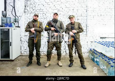 Kiev, Kiev Oblast, Stati Uniti. 17th maggio 2022. Tre membri della forza di difesa territoriale del quartiere di Kotsiubynske a Kiev. (Credit Image: © Michael Brochstein/ZUMA Press Wire) Foto Stock