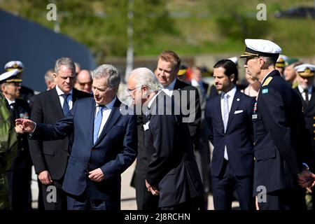 Il presidente finlandese Sauli Niinisto e il re Carl Gustaf visitano il reggimento dei Marines di Stoccolma, a Berga, Svezia, il 18 maggio 2022, accompagnato dal principe Carlo Filippo, il ministro della difesa finlandese, Antti Kaikkonen e il comandante supremo delle forze armate svedesi, Micael Bydén. Il presidente finlandese è in visita di stato di due giorni in Svezia foto: Henrik Montgomery / TT code 10060 Foto Stock