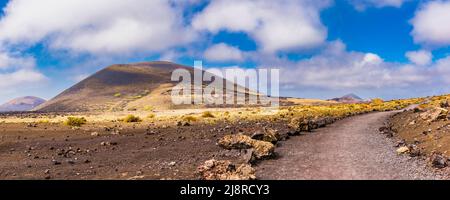 Panorama di Montana Negra e Volcan El Cuervo, Parco Naturale Los Volcanes, Lanzarote, Spagna Foto Stock