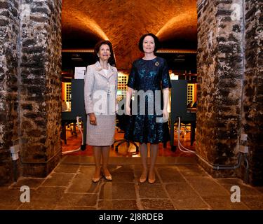 La regina Silvia e la signora Jenni Haukio visitano gli archivi durante il loro tour dell'Accademia svedese a Stoccolma, in Svezia, il 18 maggio 2022. Il presidente finlandese è in visita di stato di due giorni in Svezia foto: Anders Wiklund / TT code 10040 Foto Stock