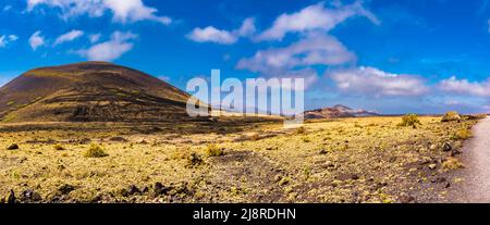 Vista panoramica di Montana Negra e Volcan El Cuervo, Parco Naturale Los Volcanes, Lanzarote, Spagna Foto Stock