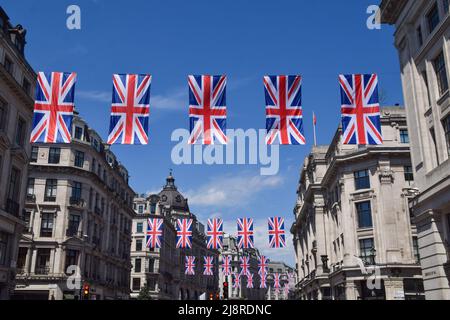 Londra, Regno Unito. 17th maggio 2022. Le bandiere Union Jack decorano Regent Street per il Giubileo del platino della Regina, segnando il 70th anniversario dell'adesione della Regina al trono. Il 2nd-5th giugno si svolgerà uno speciale weekend Platinum Jubilee esteso. Foto Stock