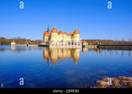 Vista pittoresca dal sud del Palazzo di Moritzburg a Moritzburg, vicino a Dresda, Sassonia, Germania. Foto Stock