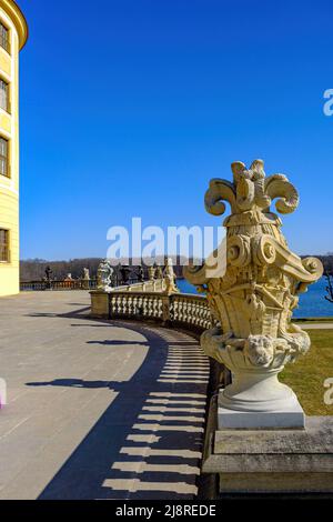 Balaustra con putti e altre sculture in pietra barocca sul lato sud del Palazzo di Moritzburg a Moritzburg, nei pressi di Dresda, Sassonia, Germania. Foto Stock