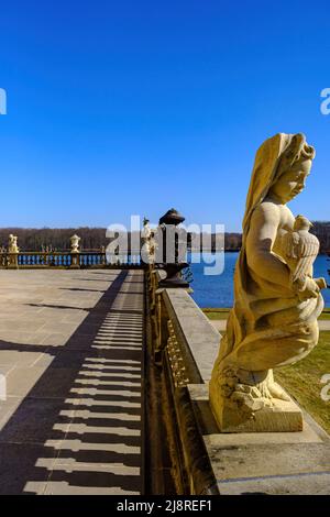 Balaustra con putti e altre sculture in pietra barocca sul lato sud del Palazzo di Moritzburg a Moritzburg, nei pressi di Dresda, Sassonia, Germania. Foto Stock