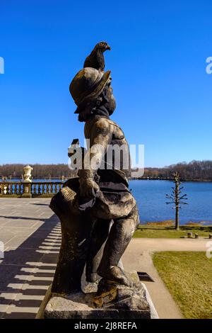 Balaustra con putti e altre sculture in pietra barocca sul lato sud del Palazzo di Moritzburg a Moritzburg, nei pressi di Dresda, Sassonia, Germania. Foto Stock