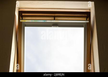Una finestra Velux aperta durante il giorno. Foto Stock