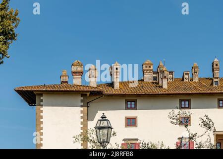 Un particolare del tetto dell'antica villa medicea la ferdinanda ad Artimino, Prato, Italia, conosciuta come i cento camini Foto Stock