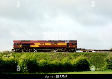 Locomotiva diesel EWS classe 66 n. 66030 che traina un treno freightliner, Warwickshire, Regno Unito Foto Stock