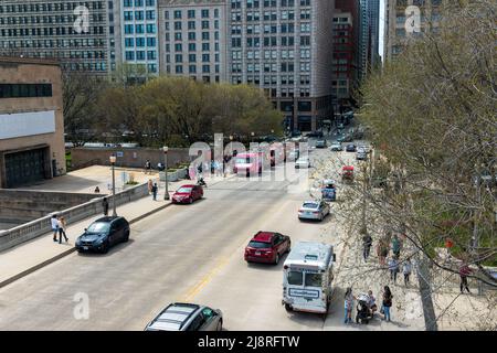 Rosemont, il - 23 APRILE 2022: Vista rialzata dei camion di cibo di lavoro a Chicago Foto Stock