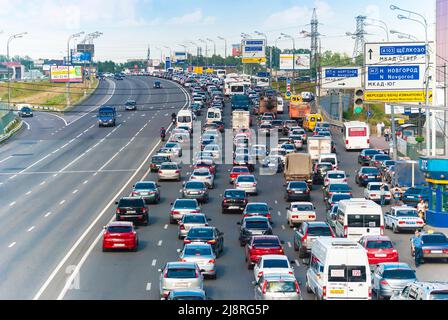 Mosca. Russia. Shchelkovskoe autostrada, ingorgo traffico verso la regione Foto Stock