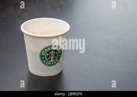 Londra, Regno Unito - 18 maggio 2022 - Starbucks espresso in una tazza di carta Foto Stock
