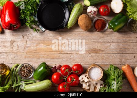 Assortimento di verdure, erbe e spezie su tavola di legno Foto Stock