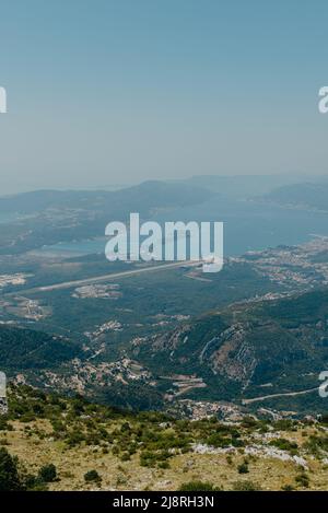 Bella natura montagne paesaggio. Baia di Cattaro, Montenegro. Vista sulla baia di Boka, con le città di Cattaro e Tivat con la cima della montagna Foto Stock