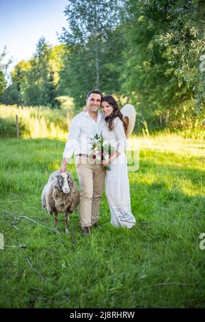 Bella coppia di nozze in natura in stile boho. Matrimonio in stile europeo di fine al tramonto Foto Stock