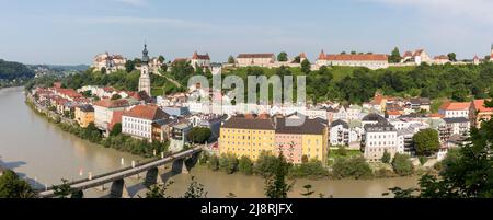 Burghausen, Germania - 24 luglio 2021: Vista panoramica sulla città di Burghausen. Con fiume Salzach, edifici storici, castello medievale e chiesa di St. Foto Stock