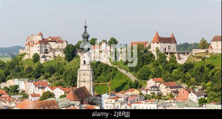 Burghausen, Germania - 24 luglio 2021: Panorama con il Castello di Burghausen, la chiesa di San Jakob e Georgstor (porta di Georg). Foto Stock