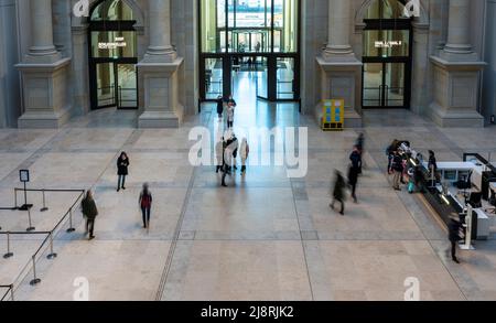 Eingangshalle im Neuen Stadtschloss mit dem Humboldt Forum Foto Stock