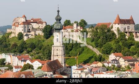 Burghausen, Germania - 24 luglio 2021: Vista sul castello principale di Burghausen, chiesa di San Jakob e Georgstor. Foto Stock