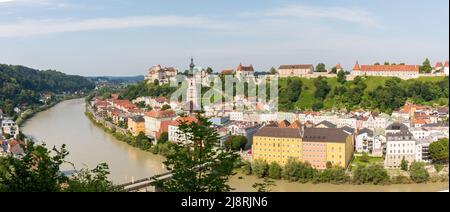 Burghausen, Germania - 24 luglio 2021: Vista panoramica della città di Burghausen. Con il fiume Salzach, edifici storici e il famoso castello. Foto Stock