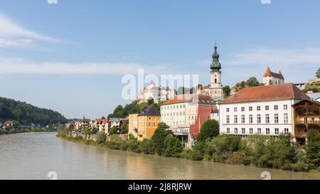 Burghausen, Germania - 24 luglio 2021: Vista sulla città di Burghausen. Con il fiume Salzach, la chiesa di San Jakob e il castello principale. Foto Stock