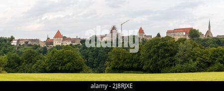 Burghausen, Germania - 24 luglio 2021: Panorama con il castello di Burghausen. Foto Stock