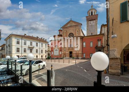 Busca, Cuneo, Italia - 13 maggio 2022: piazza della Rossa con Confraternita della Chiesa della Santissima Trinità con la torre civica detta Torre della Rossa Foto Stock