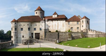 Burghausen, Germania - 25 luglio 2021: Vista ravvicinata sul castello principale di Burghausen. Foto Stock