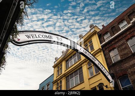 Londra, Regno Unito - 18 maggio 2022 - Vista dell'arco di ingresso di Carnaby Street Foto Stock